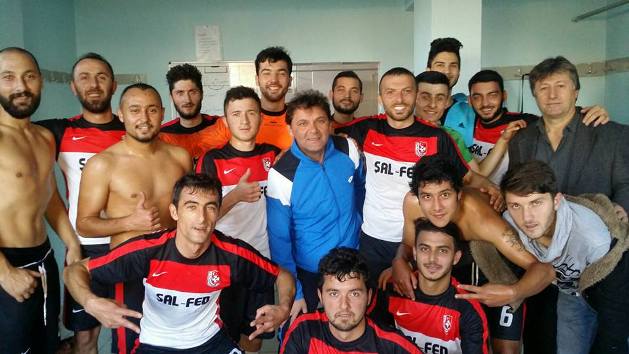 Şalpazarısporlu oyuncular maçtan sonra soyunma odasında yöneticilerle sevinç gösterileri yaptılar