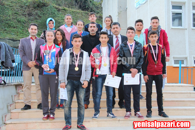 Trabzon birincisi ve ikincisi krosçular kupalarıyla geldikleri okullarında alkışlarla karşılandılar.