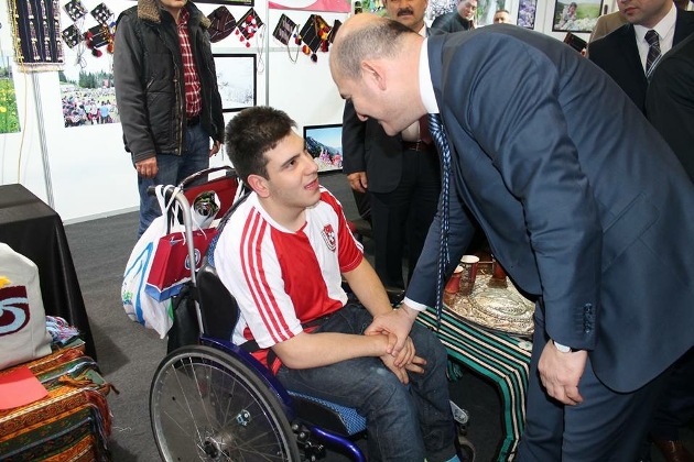 Çalışma ve Sosyal Güvenlik Bakanı Süleyman Soylu, Trabzon Günleri'ne gelen Şalpazarılı engelli bir gençle de yakından ilgilendi
