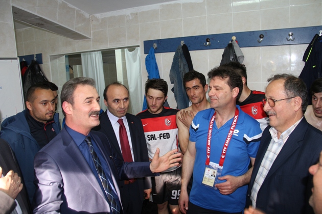 Maçtan sonra Şalpazarıspor soyunma odasına giden Belediye Başkanı Refik Kurukız, "Centilmence mücadele edin, yenmek yenilmek önemli değil. Siz bizim gönlümüzün şampiyonusunuz. Biz hep yanınızdayız" dedi.