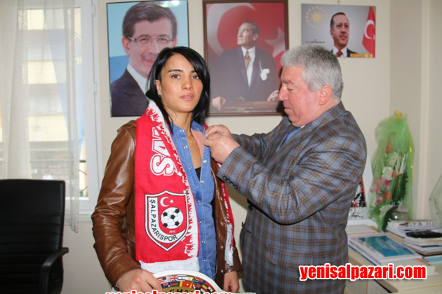 AK Parti Şalpazarı İlçe Başkanı Topkara, Kickboks Şampiyonu Sabriye Şengül'e altın taktı