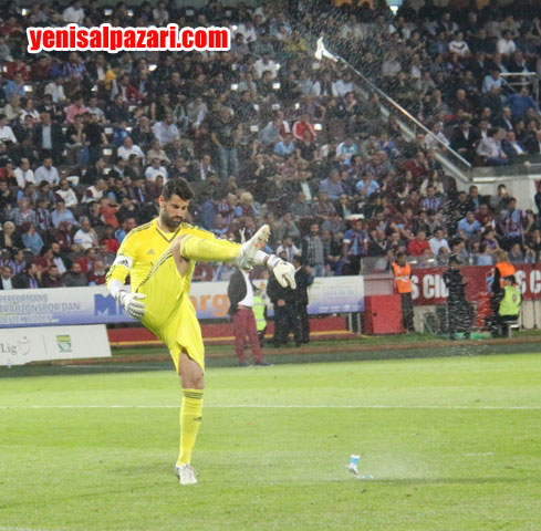 Fenerbahçe kalecisi Volkan, seyircilerin attığı bardak suyu havada patlattı