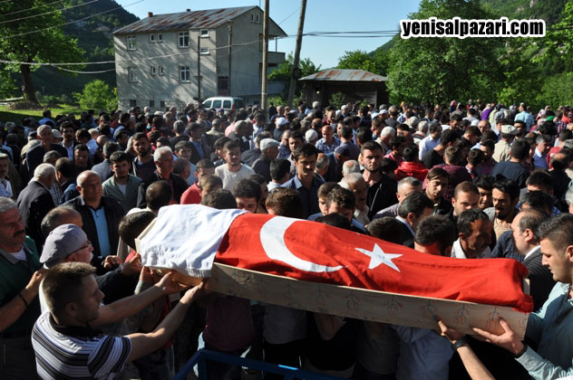 Hüseyin Karadere'nin Ayyıldızlı Türk Bayrağı'na sarılı cenazesini arkadaşları taşıdı