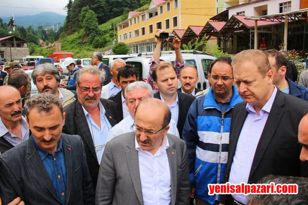 Trabzon Valisi Yücel Yavuz ve Büyükşehir Belediye Başkanı Dr. Orhan Fevzi Gümrükçüoğlu felaket bölgesine gelerek vatandaşlardan ve yetkililerden bilgi aldı