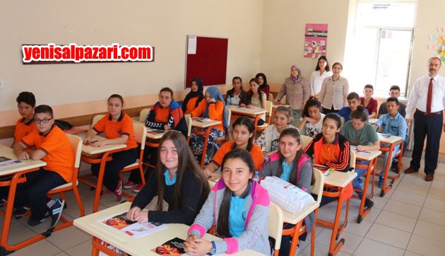 Şalpazarı Anadolu Lisesi Öğrencileri ilk gün okullarına gelerek, 3 aylık hasrete son verdiler