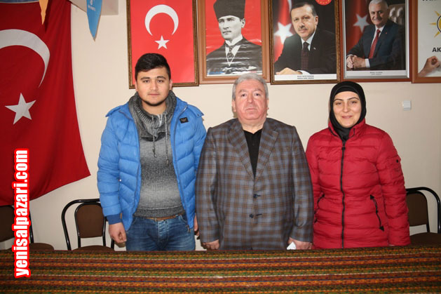 AK Parti İlçe Gençlik Kolları Başkanlığı görevine atanan Emre Diner, İlçe Başkanı Murat Topkara ve Kadın Kolları Başkanı Emine Atalar