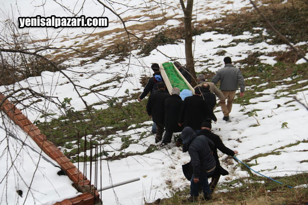 Yahya Özcan'ın cenazesi evinin bahçesindeki aile kabristanlığına patika yoldan güçlükle taşındı