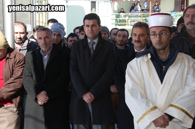 Muhtar Mehmet demirtürk'ün eşi Güllü Demirtürk'ün cenazesine Kaymakam Murat Beşikci de katıldı