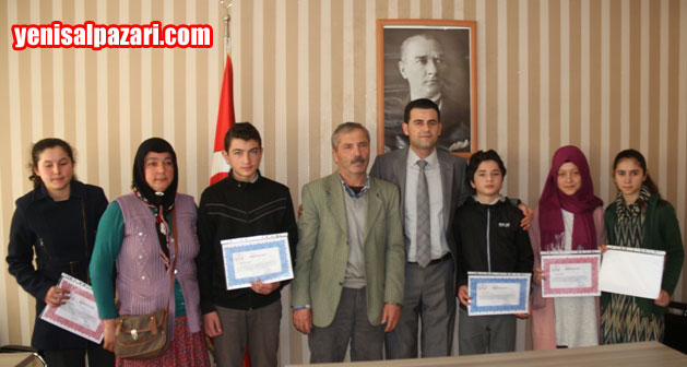 Kaymakam Murat Beşikci, ödül töreninin ardından başarılı öğrencilerle birlikte fotoğraf çektirdi