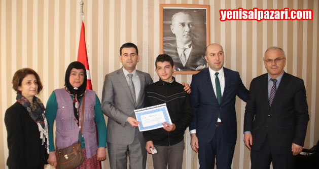 Gökçeköy Ortaokulu Muhammet Ali Muhçu ödülünü alırken