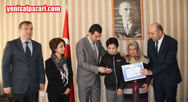 Şalpazarı Anadolu İmam Hatip Ortaokulu Öğrencisi Emre Yamaç ödülünü alırken