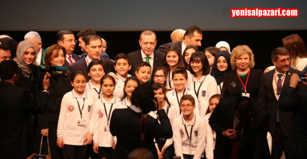 Cumhurbaşkanı Erdoğan programın sonunda çocukları yanına çağırarak fotoğraf çektirdi