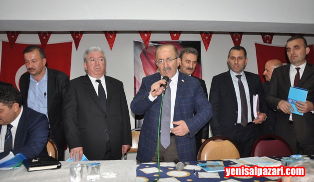 2 buçuk saat süren toplantı sonunda Muhtarlar Büyükşehir Belediye Başkanı Gümrükçüoğlu'nu ayakta alkışladı