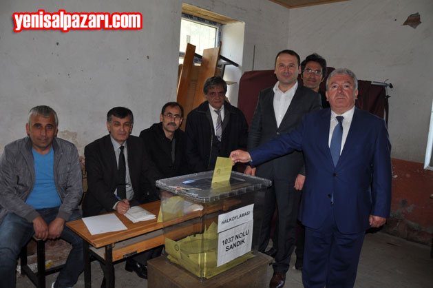AK Parti Şalpazarı İlçe Başkanı Murat Topkara, Referandum oyunu Üzümözü Mahallesi'ndeki 1037 No'lu sandıkta kullandı.