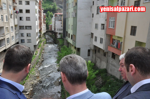 Milletvekili Salih Cora, Sugören Deresi üzerindeki Köprü'den geçerken, Şalpazarı Belediye Başkanı Refik Kurukız'dan, "Dere Projesi" hakkında bilgi aldı