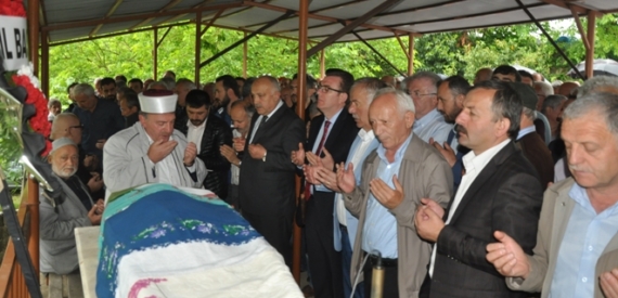 Ramis Uzun’un annesi Fehime Uzun’un cenazesi Şahmelik Mahallesi’nde toprağa verildi