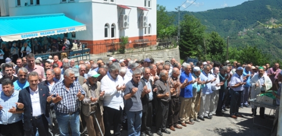 Güleser Yılmaz’ın cenazesi Üzümözü Mahallesi’nde toprağa verildi