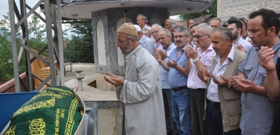 Ayşe Demir’in cenazesi Turalıuşağı Mahallesi’nde toprağa verildi