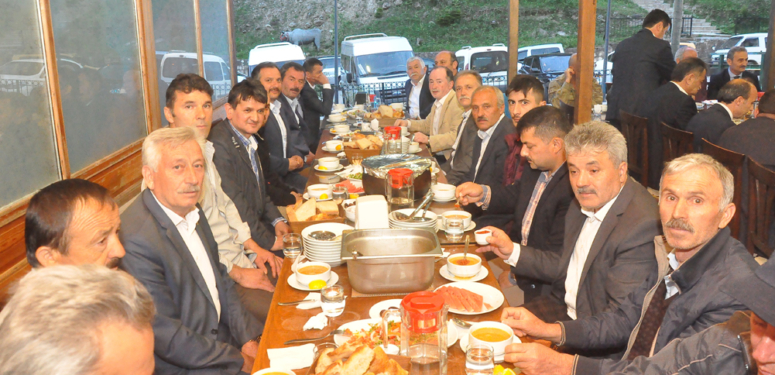 Şalpazarı Muhtarlar Derneği Acısu’da iftar yemeği verdi