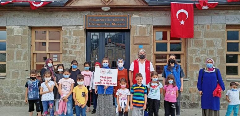 Şalpazarı Gençlik Merkezi Üyeleri Dorukkiriş Mahallesi’ndeki Etnografya Müzesi’ni ziyaret etti