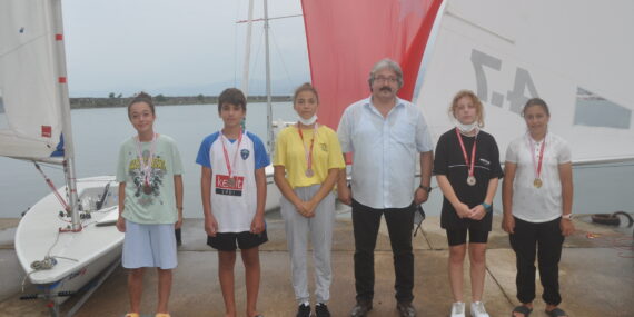 Beşikdüzü’nde 30 Ağustos Zafer Bayramı Büyükşehir Belediye Başkanlığı Yelken Yarışları yapıldı