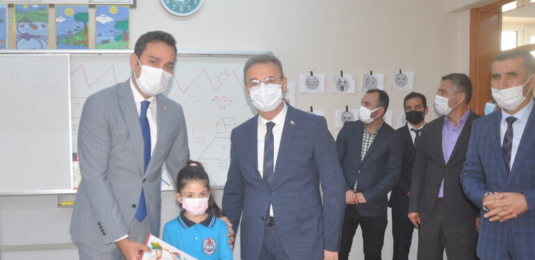 Şalpazarı Atatürk İlkokulu 1. Sınıf öğrencilerine Eğtim Seti dağıtıldı