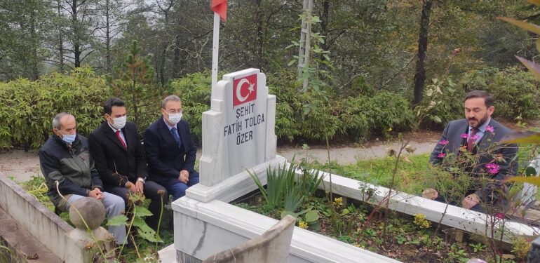 Kaymakam Şahan Geyikli’de Şehit Ailesini ve Şehit Komiser Fatih Tolga Özer’in kabrini ziyaret etti