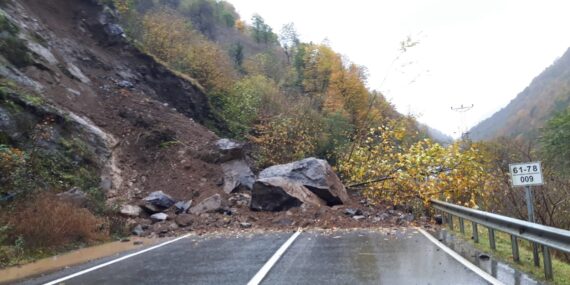 Şalpazarı – Beşikdüzü Karayolu heyelan nedeniyle 4 saat ulaşıma kapalı kaldı