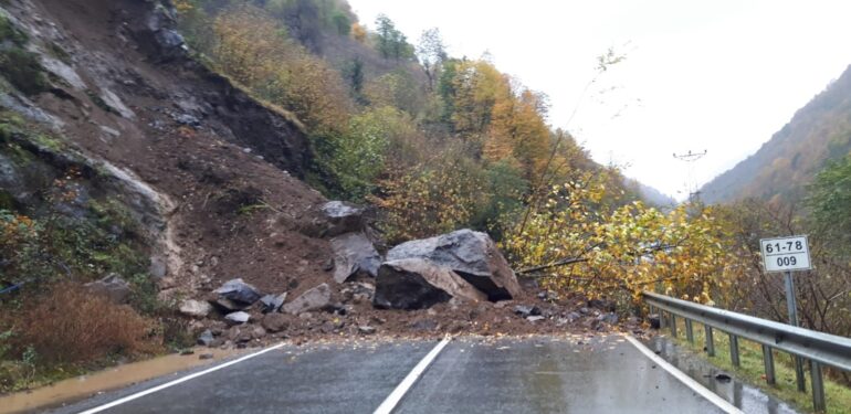 Şalpazarı – Beşikdüzü Karayolu heyelan nedeniyle 4 saat ulaşıma kapalı kaldı