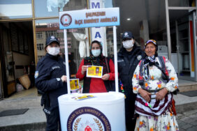 polis kadinlarin yaninda