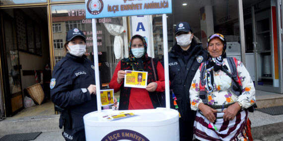 Şalpazarı İlçe Emniyet Amirliği kadına yönelik şiddet olaylarını önlemek için broşür dağıttı