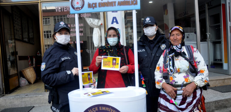 Şalpazarı İlçe Emniyet Amirliği kadına yönelik şiddet olaylarını önlemek için broşür dağıttı