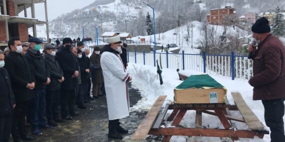 Asiye Topal’ın cenazesi Karakaya Mahallesi’nde toprağa verildi