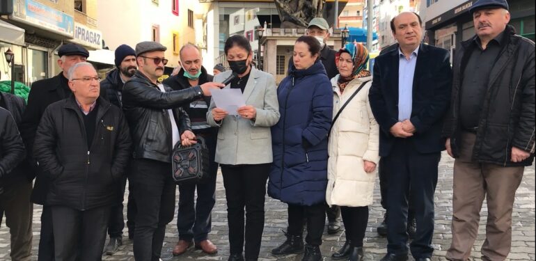 İYİ Parti Şalpazarı İlçe Teşkilatı basın açıklaması yaparak zamlara tepki gösterdi