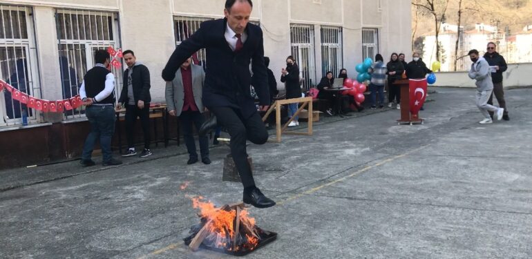 Lise bahçesinde Nevruz Bayramı coşkusu
