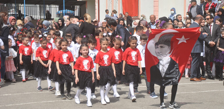 Şalpazarı’nda rengarenk 23 Nisan Bayramı