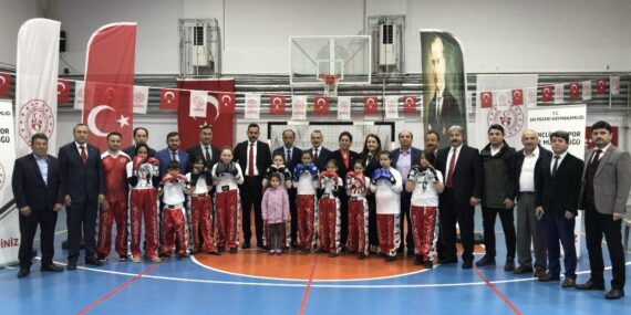 19 Mayıs Atatürk’ü Anma Gençlik ve Spor Bayramı törenle kutlandı
