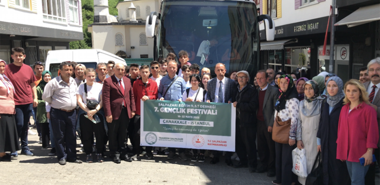 Şalpazarı Eğitim Derneği 7. Gençlik Festivali’ne katılacak olan öğrenciler yola çıktı