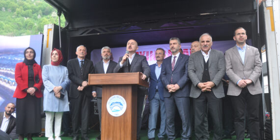 Ulaştırma ve Altyapı Bakanı Adil Karaismailoğlu Şalpazarı’nda vatandaşlarla bayramlaştı