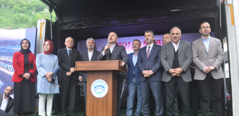 Ulaştırma ve Altyapı Bakanı Adil Karaismailoğlu Şalpazarı’nda vatandaşlarla bayramlaştı