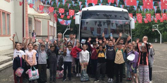 Şalpazarılı çocuklar, “Yüzme Bilmeyen Kalmasın” diyor