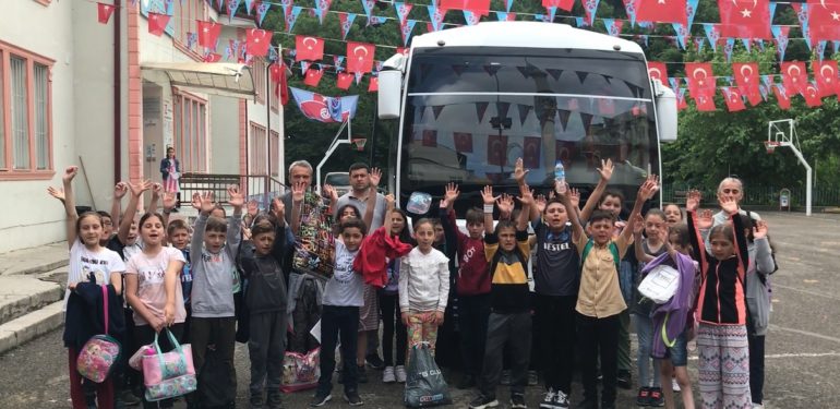 Şalpazarılı çocuklar, “Yüzme Bilmeyen Kalmasın” diyor