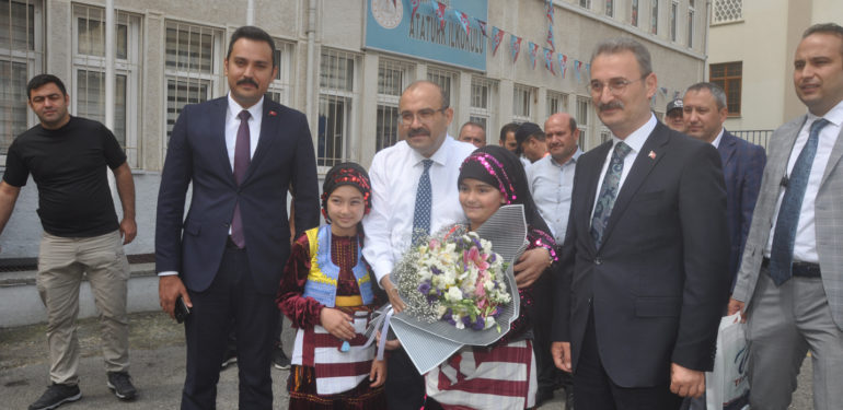 Trabzon Valisi İsmail Ustaoğlu Şalpazarı’nda muhtarların sorunlarını dinledi