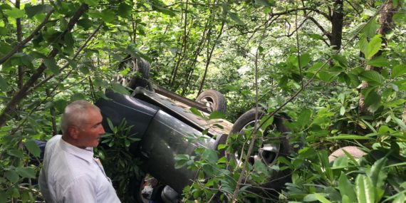 Sinlice yakınlarında bir otomobil uçuruma yuvarlandı: 5 kişi yaralandı