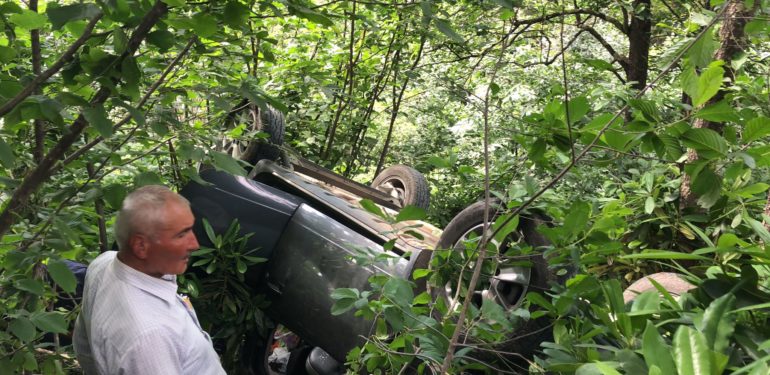 Sinlice yakınlarında bir otomobil uçuruma yuvarlandı: 5 kişi yaralandı