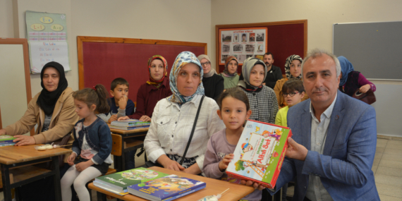 Şalpazarı Atatürk İlkokulu 1. Sınıf öğrencilerine okuma yazma öğretim setleri dağıtıldı