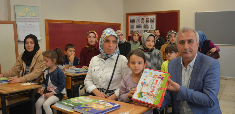 Şalpazarı Atatürk İlkokulu 1. Sınıf öğrencilerine okuma yazma öğretim setleri dağıtıldı