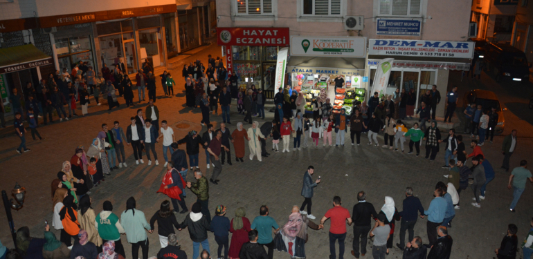 Cumhurbaşkanı Erdoğan’ın seçim zaferi Şalpazarı’nda horonla kutlandı