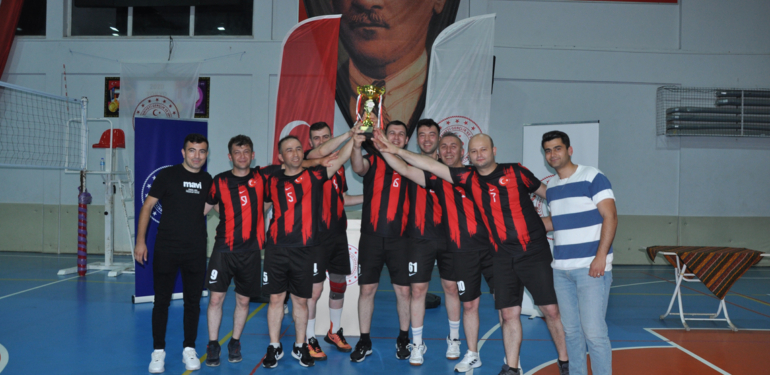 Kurumlar Arası Voleybol Turnuvası’nda Şalpazarı Emniyet yine şampiyon oldu