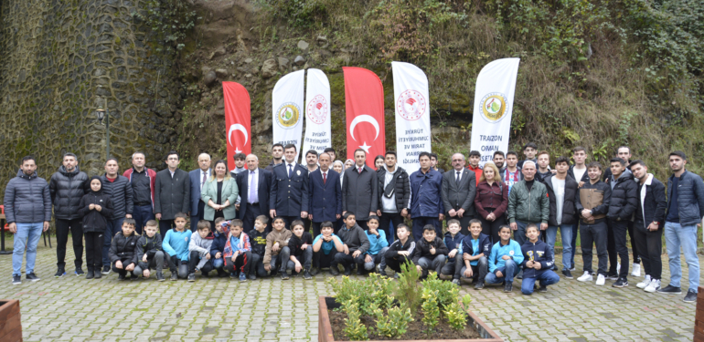 Şalpazarı’nda 11 Kasım Milli Ağaçlandırma Bayramı’nda öğrencilerle fidan dikimi yapıldı